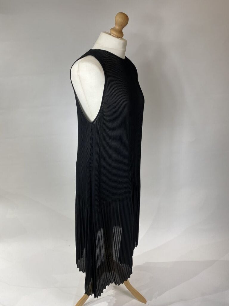 PAULE KA, ANONYME - Lot de trois robes évasées diverses comprenant : - Une robe…