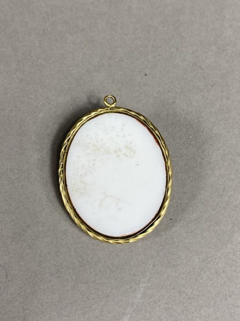 Pendentif ovale en or jaune (375) orné d'un profil à l'antique sur porcelaine