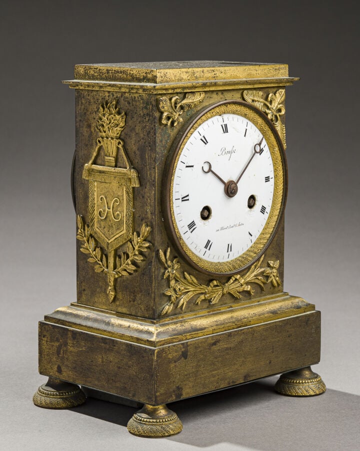 Pendule borne en bronze dorée et ciselée, signée BAUFSE - - Lot à retirer à : -…