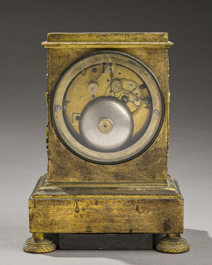 Pendule borne en bronze dorée et ciselée, signée BAUFSE - - Lot à retirer à : -…