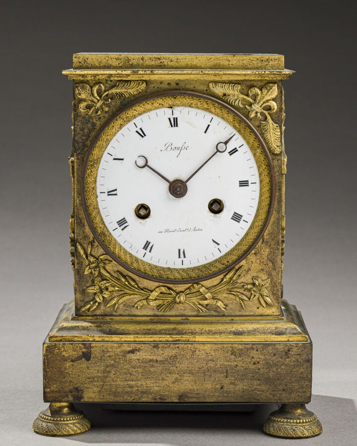 Pendule borne en bronze dorée et ciselée, signée BAUFSE - - Lot à retirer à : -…