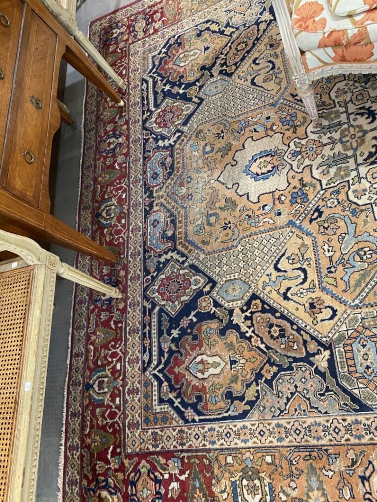 Perse - Tapis dans le style Kirman à riche décor de rinceaux fleuris, médaillon…