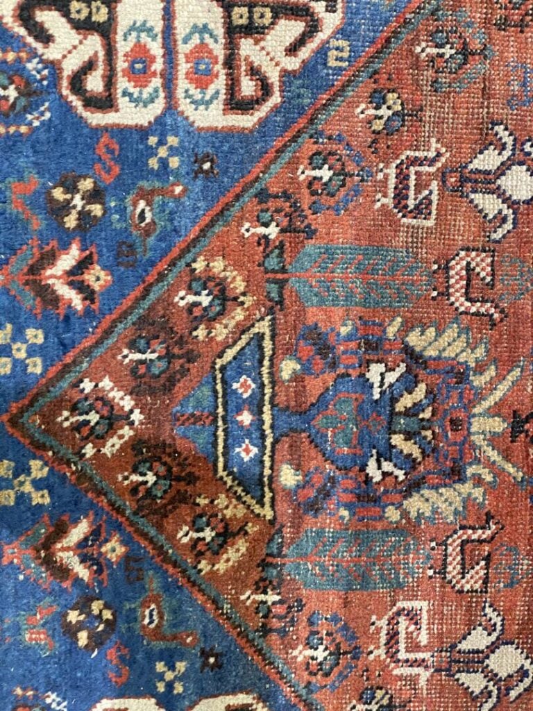 Perse - Tapis en laine à décor de motifs géométriques dans les tons rouge, ocre…