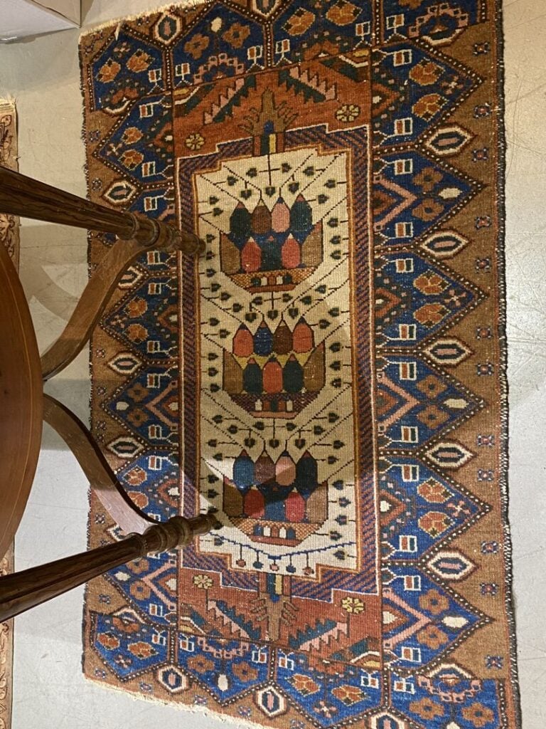 Perse - Tapis en laine à décor de motifs géométriques dans les tons rouge, ocre…