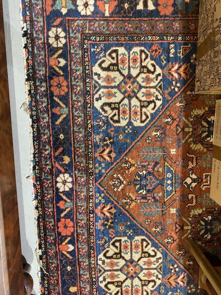 Perse - Tapis en laine à décor de motifs géométriques dans les tons rouge, ocre…