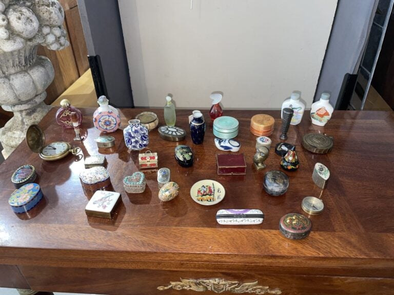 Petit lot d'objets de vitrine, flacons, boîtes à pilules, montre chronomètre, .…