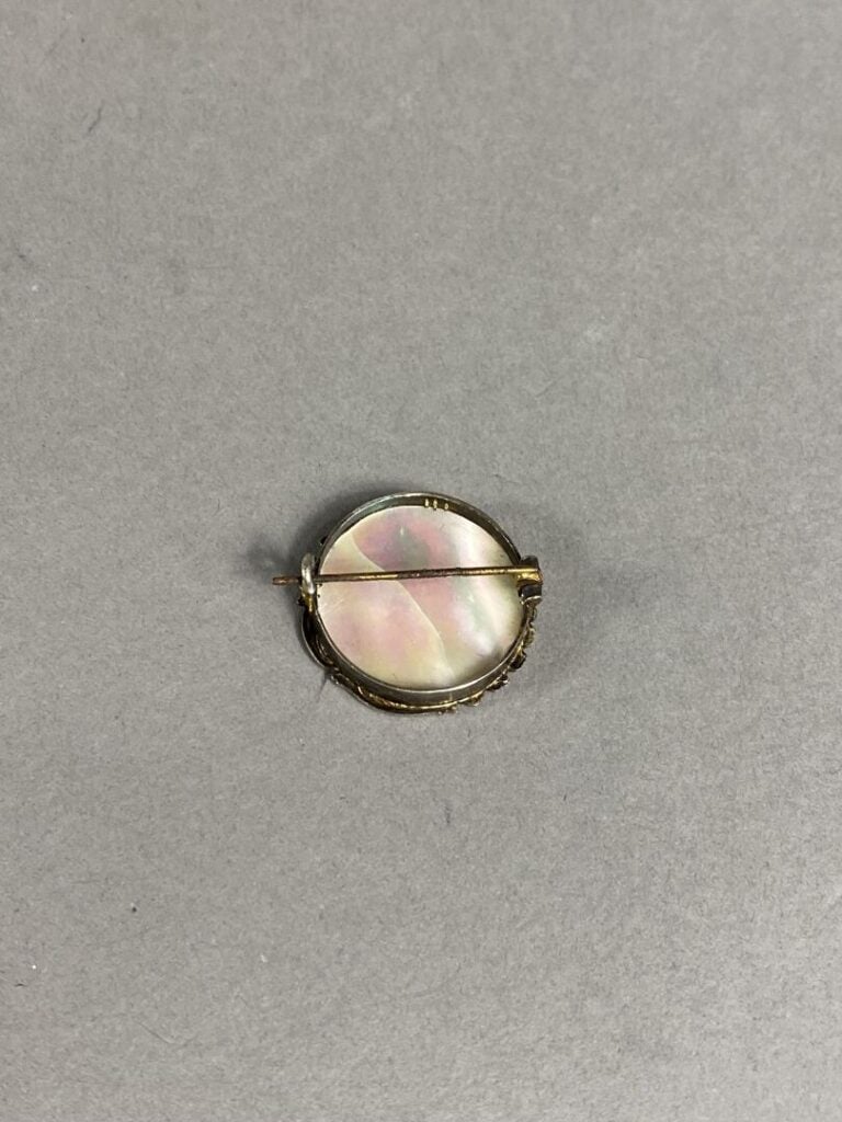 Petite broche en argent 800 orné d'une miniature profil de femme au chapeau sur…