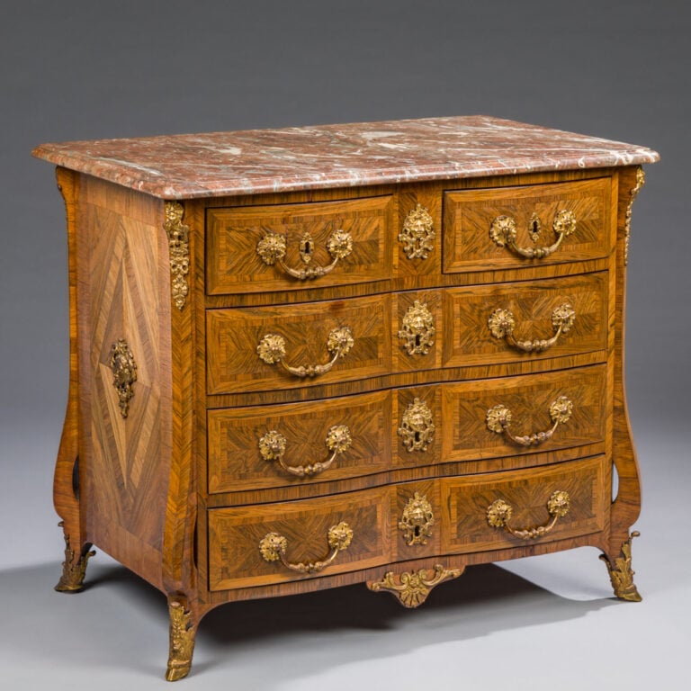 Petite commode marquetée en quartefeuilles de palissandre dans des encadrements…