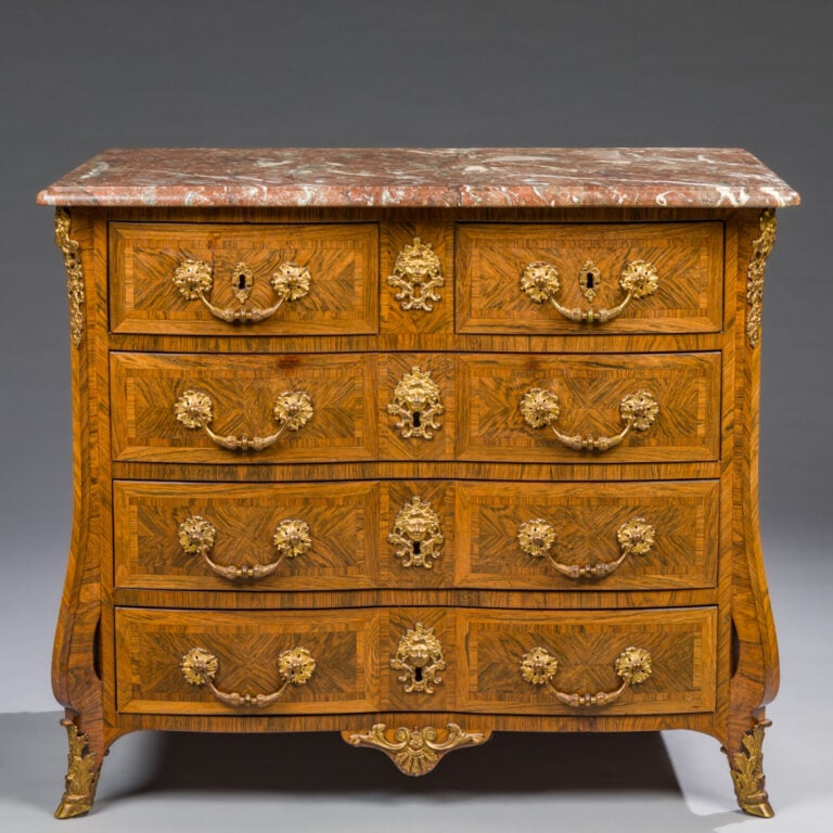 Petite commode marquetée en quartefeuilles de palissandre dans des encadrements…