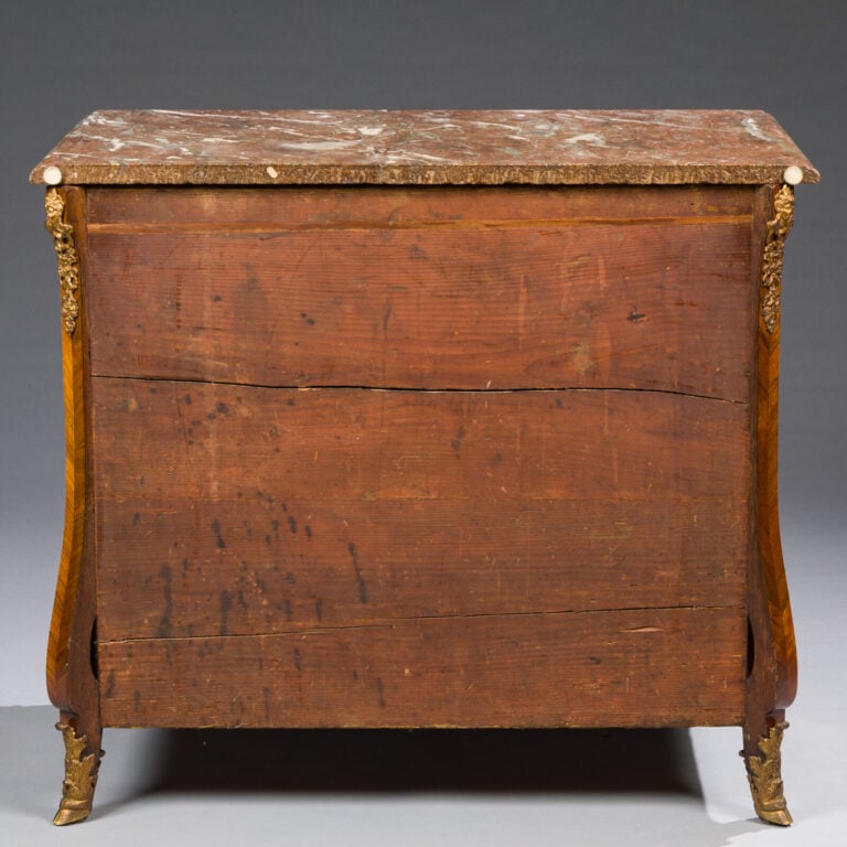 Petite commode marquetée en quartefeuilles de palissandre dans des encadrements…