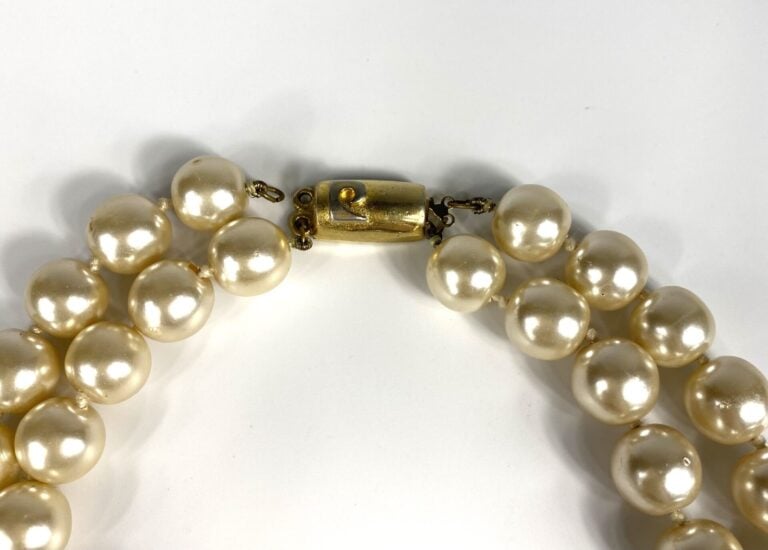 PIERRE CARDIN - Collier à deux rangs de perles fantaisie nacrées, pendentif en…