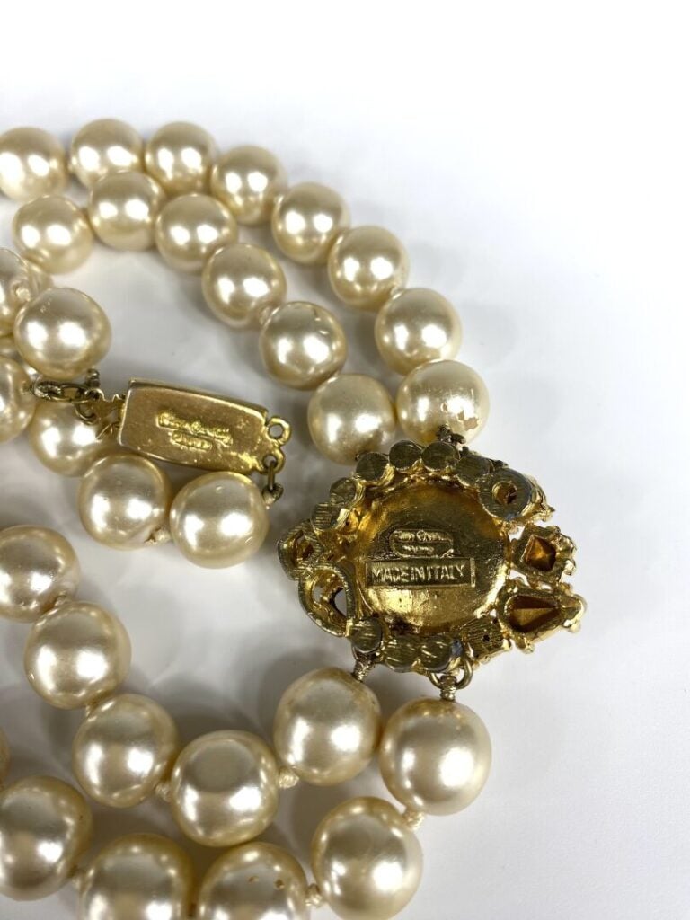 PIERRE CARDIN - Collier à deux rangs de perles fantaisie nacrées, pendentif en…