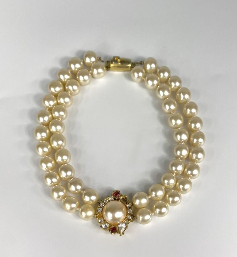 PIERRE CARDIN - Collier à deux rangs de perles fantaisie nacrées, pendentif en…