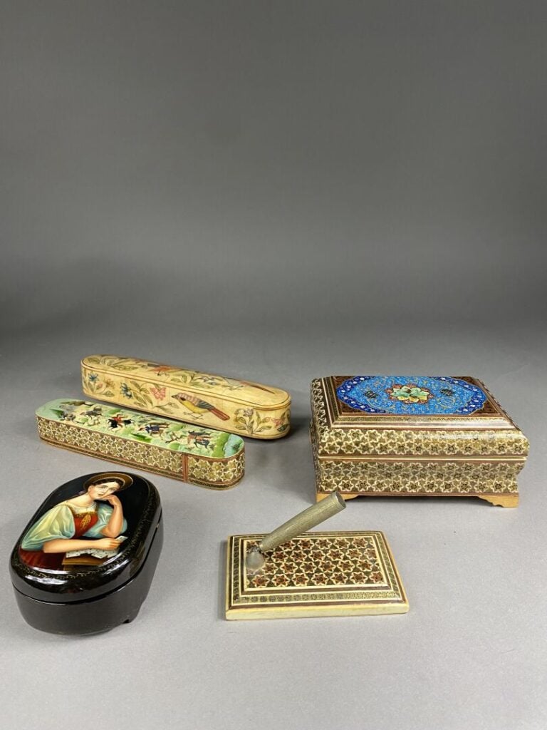 Plumier en papier maché à décor polychrome de scènes de chasse, style Qadjar, l…
