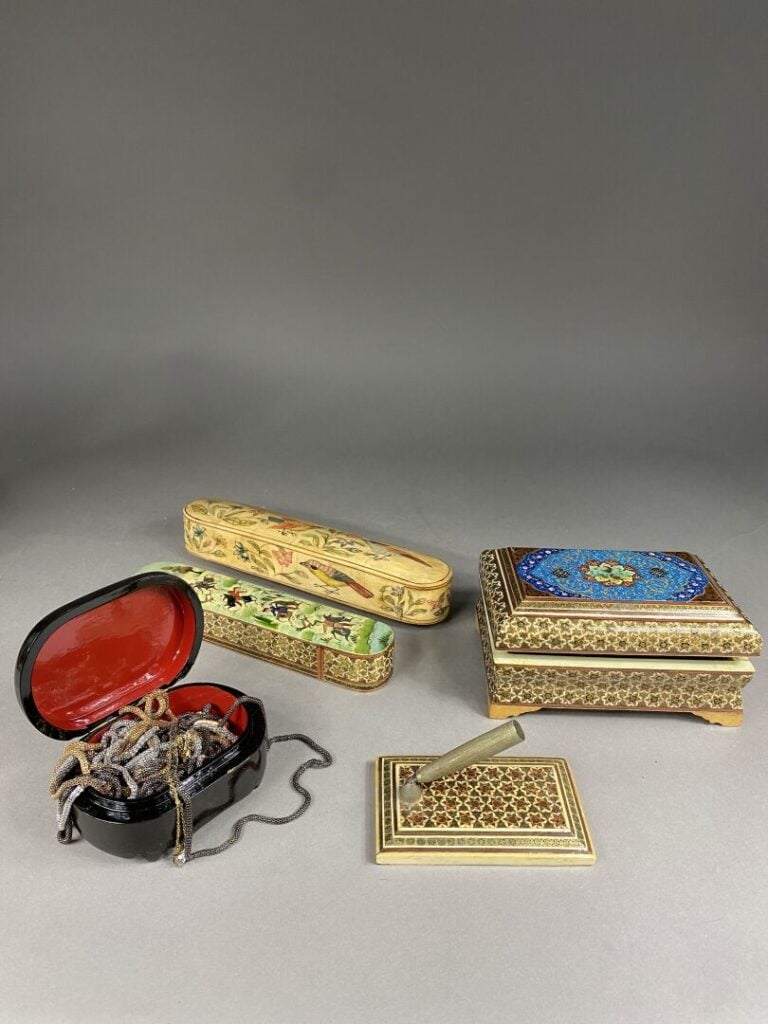 Plumier en papier maché à décor polychrome de scènes de chasse, style Qadjar, l…