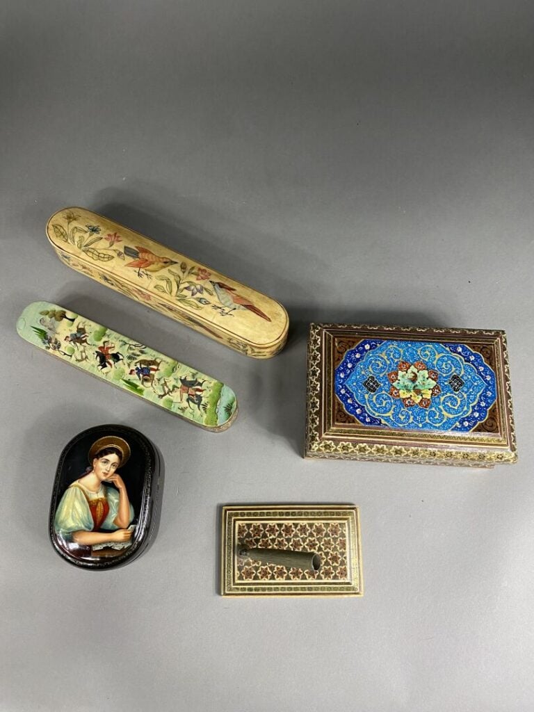 Plumier en papier maché à décor polychrome de scènes de chasse, style Qadjar, l…