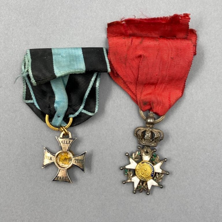 Pologne et France - Un lot de deux décorations en argent ( 950 0/00 )comprenant…