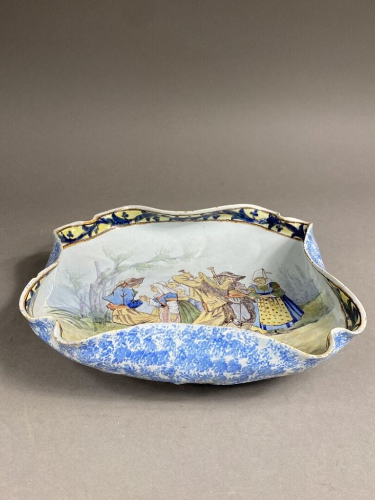 Porquier Beau, Quimper - Coupe polylobée formant une feuille de nénuphar en faï…