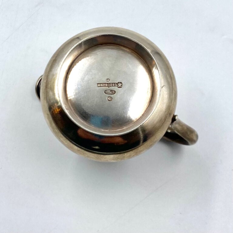 Russie - Un crémier en argent ( 875 0/00) russe monogrammé sur la panse. - Mosc…