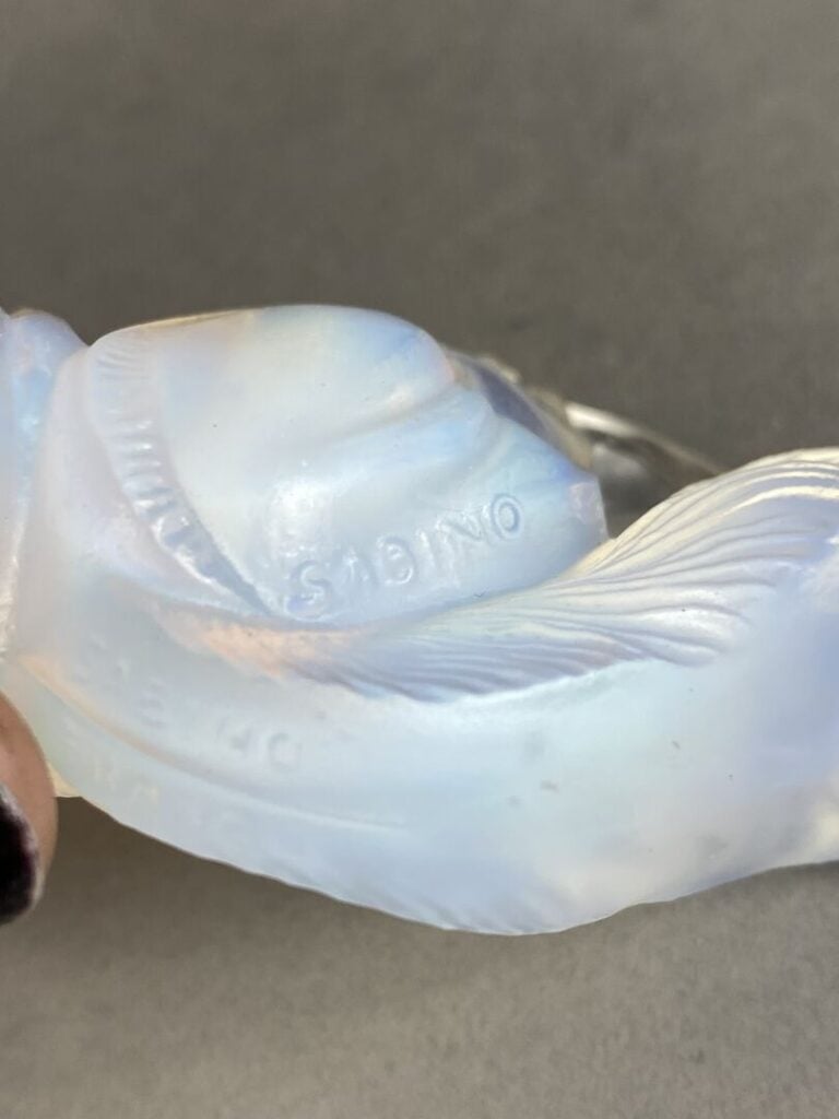 SABINO - Trois sujets animaux en verre moulé-pressé opalescent, figurant un écu…
