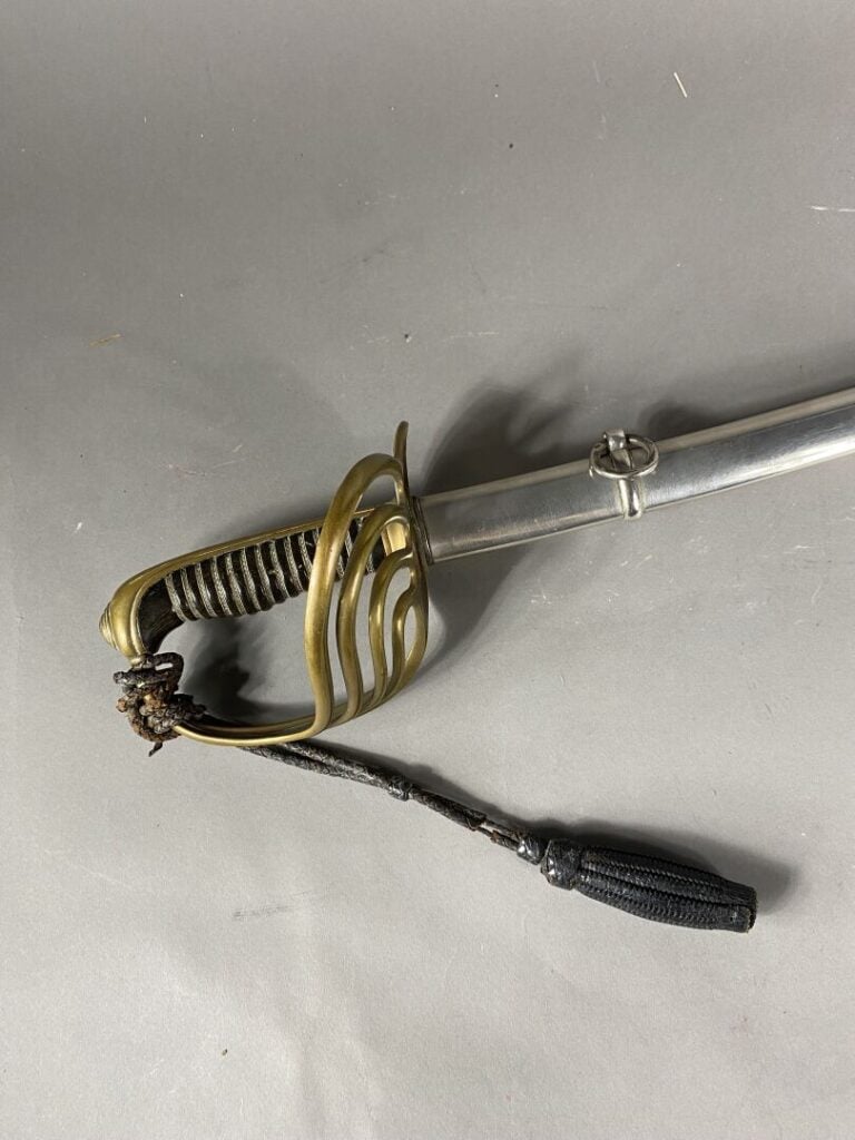 Sabre de cavalerie, monture en laiton ajouré et lame courbe.