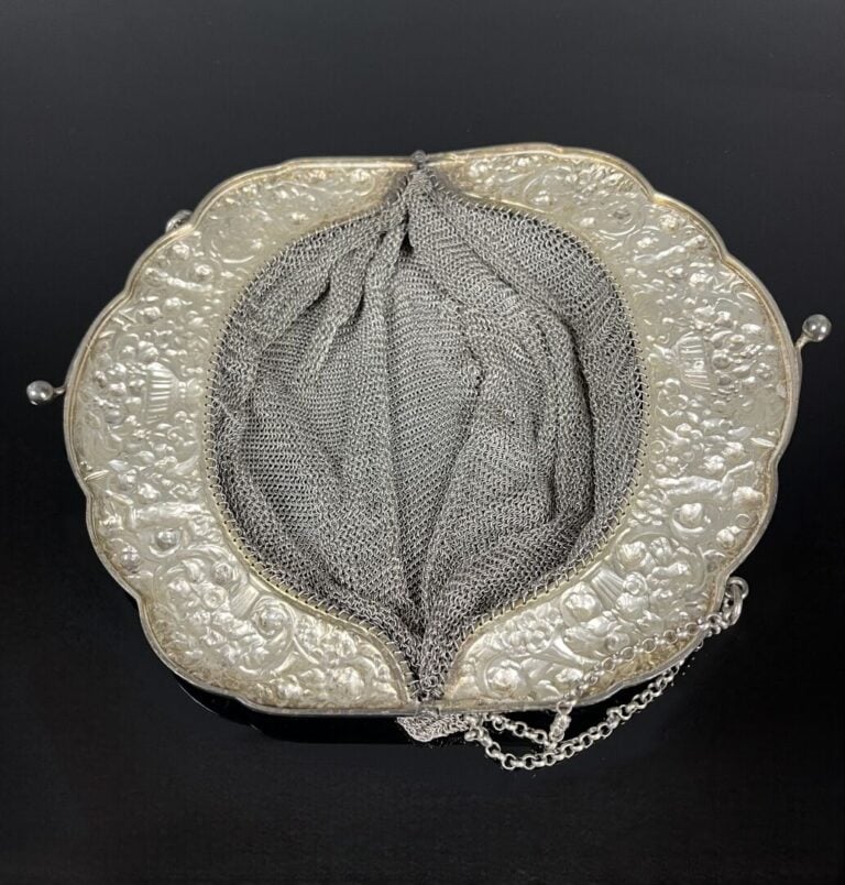 Sac bourse en mailles d'argent (800) à décor de corbeillles fleuries et putti m…