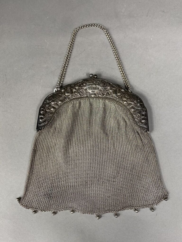 Sac bourse en mailles d'argent (800) à décor de corbeillles fleuries et putti m…