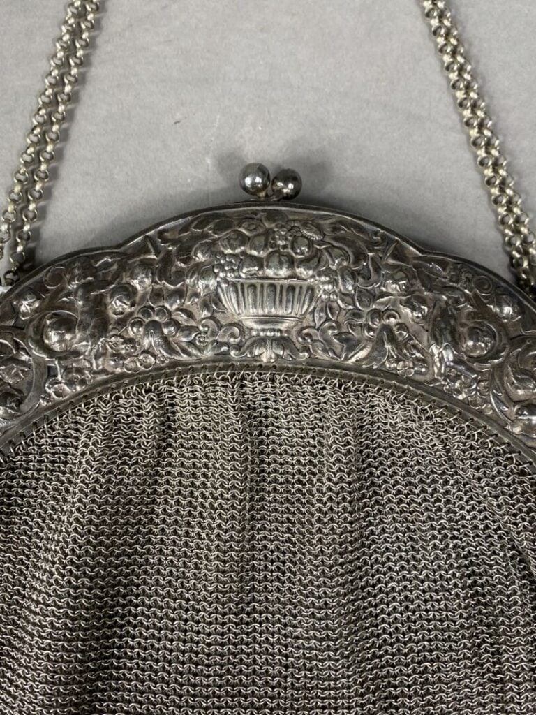Sac bourse en mailles d'argent (800) à décor de corbeillles fleuries et putti m…