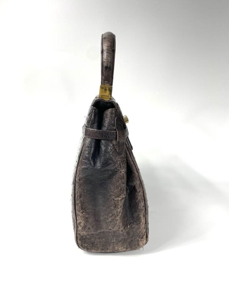 Sac en autruche anthracite dans le style Kelly, garniture en métal doré. - 22 x…