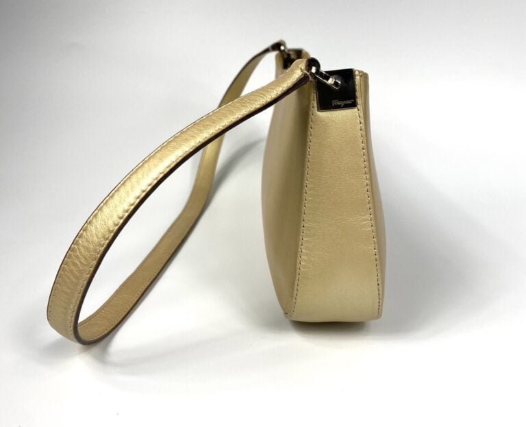 SALVATORE FERRAGAMO - Sac baguette en cuir doré mat, porté épaule, fermeture pa…