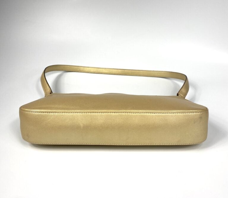 SALVATORE FERRAGAMO - Sac baguette en cuir doré mat, porté épaule, fermeture pa…