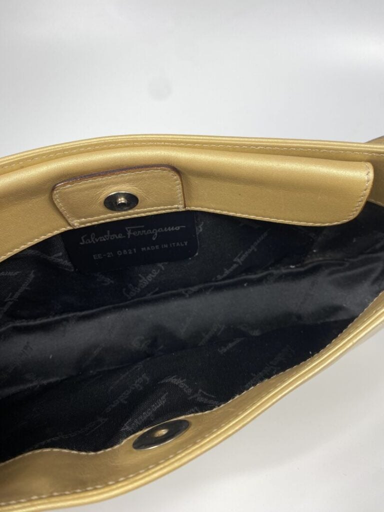 SALVATORE FERRAGAMO - Sac baguette en cuir doré mat, porté épaule, fermeture pa…