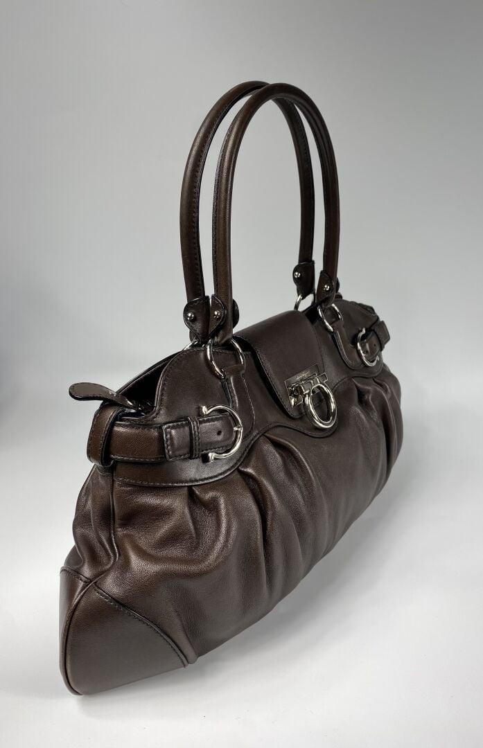 SALVATORE FERRAGAMO - Sac "Marisa" en cuir chocolat, garnitures en métal argent…