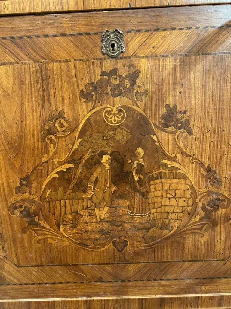 Secrétaire à abattant en bois de placage à décor marqueté de scène galante dans…