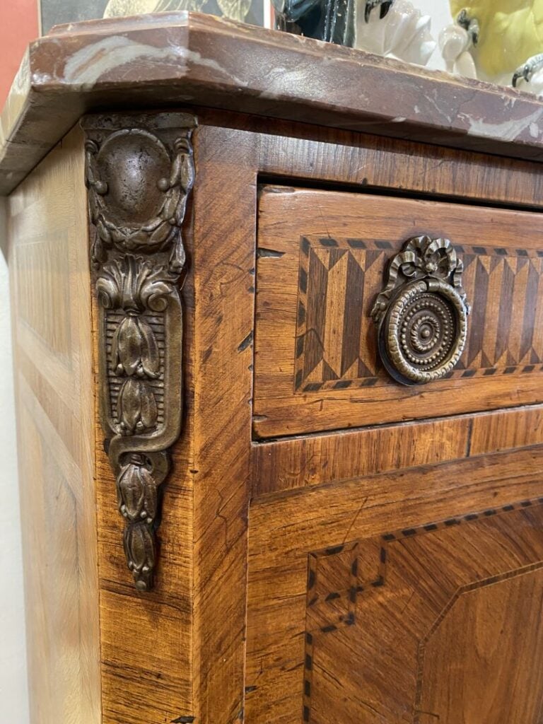 Secrétaire à abattant en bois de placage à décor marqueté de scène galante dans…