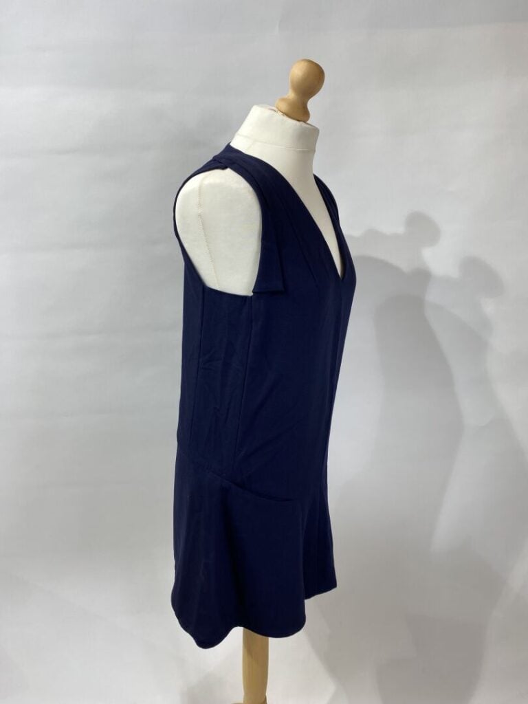 SONIA RYKIEL - Robe sans manche bleu marine, deux poches plaquées sur l'avant (…