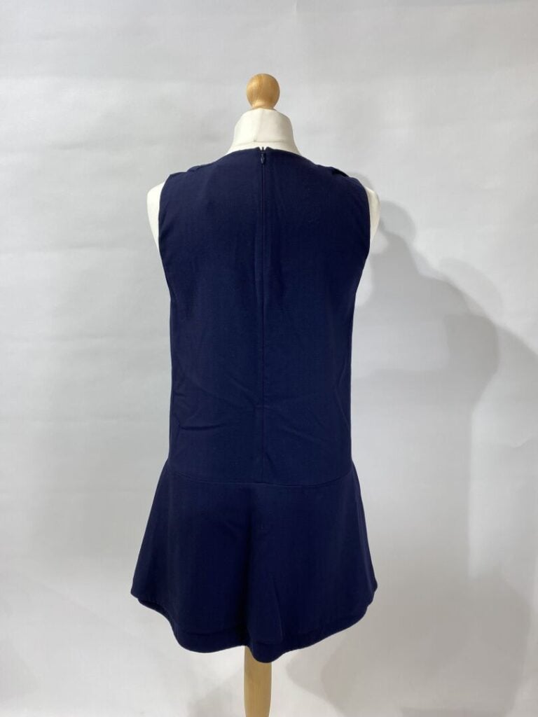 SONIA RYKIEL - Robe sans manche bleu marine, deux poches plaquées sur l'avant (…