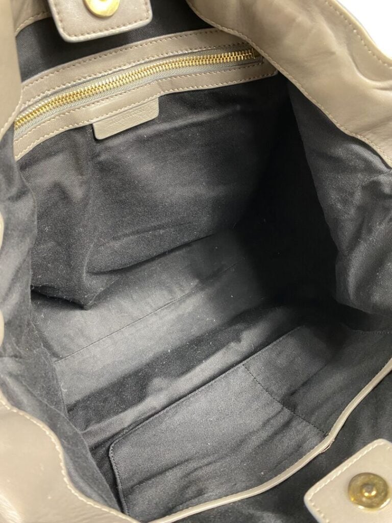 SONIA RYKIEL - Sac en cuir gris porté épaule, double anse, garniture en métal d…