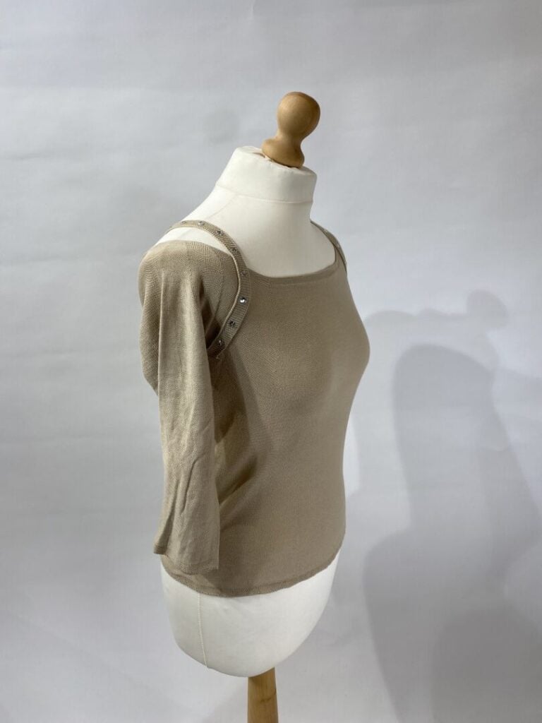 SONIA RYKIEL - Top en maille beige et strass, manche 3/4 (Taille S). - Bon état…