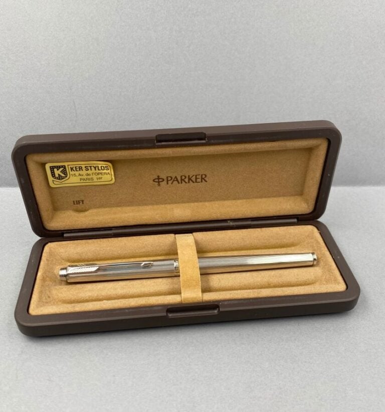 STYLO PLUME Parker, plume en or 750 ‰ - - Lot à retirer à : - Boisgirard-Antoni…