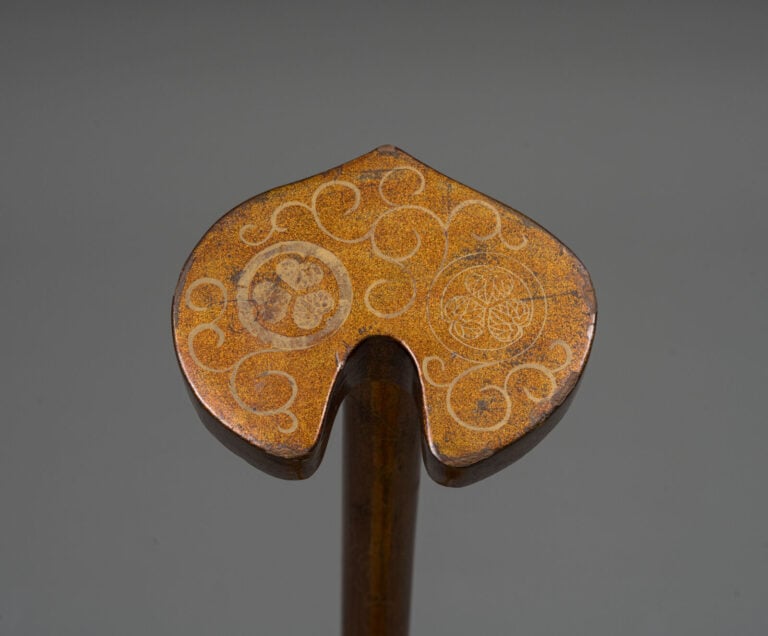 SUPPORT DE KATANA droit en bois laqué tachi'kake 太刀掛, à motif de feuillage enro…