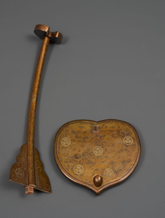 SUPPORT DE KATANA droit en bois laqué tachi'kake 太刀掛, à motif de feuillage enro…