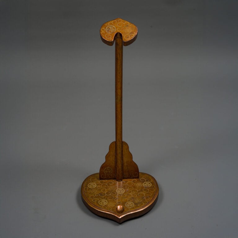 SUPPORT DE KATANA droit en bois laqué tachi'kake 太刀掛, à motif de feuillage enro…