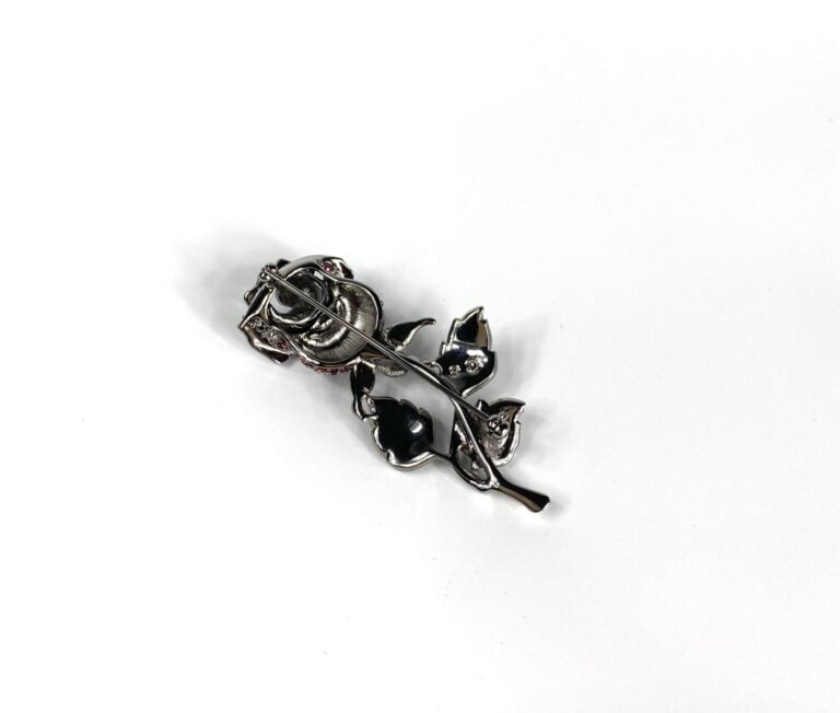 SWAROVSKI - Broche en métal argenté et cristaux rouge et vert figurant une rose…