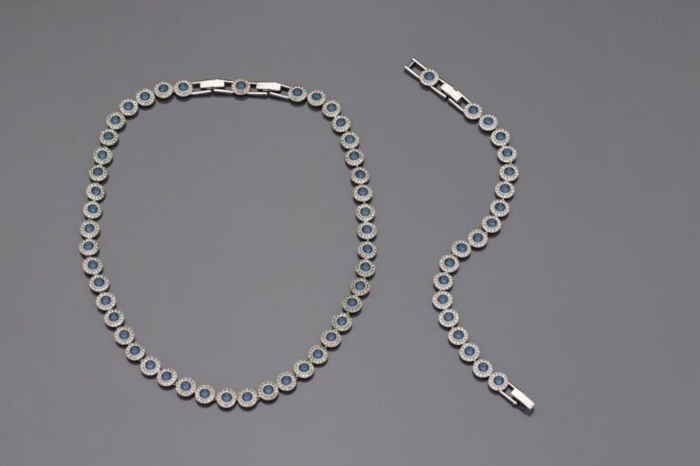 SWAROVSKI - Demi-parure comprenant un collier et un bracelet en métal argenté à…