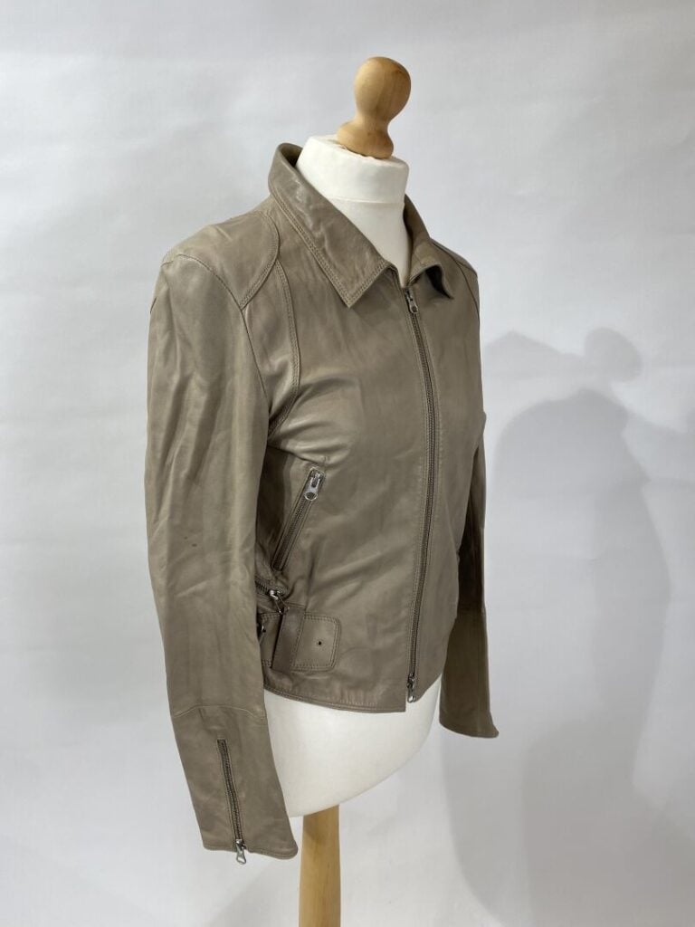 SYLVIE SCHIMMEL - Blouson en agneau grège, fermeture à glissière . - Taille ind…