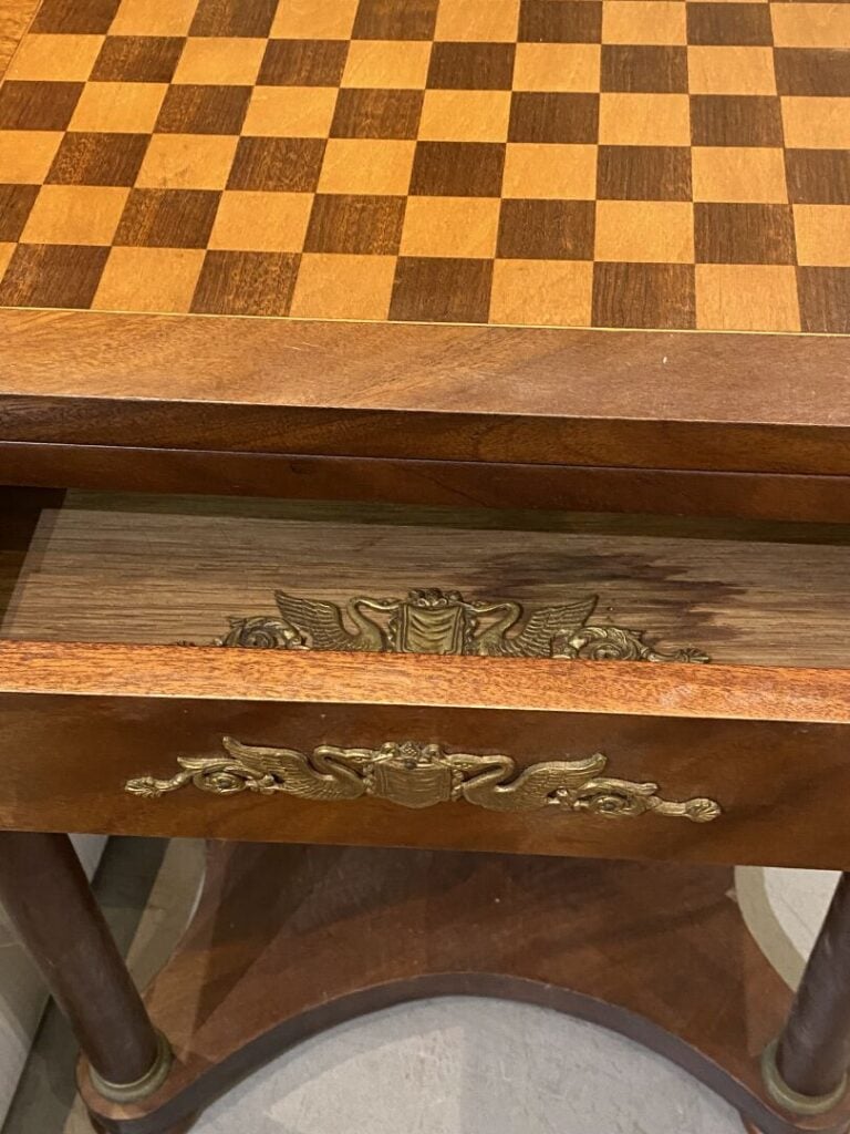 Table à jeux rectangulaire en acajou et placage d'acajou ouvrant par un tiroir…