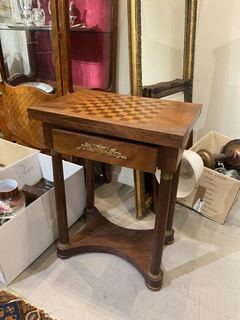 Table à jeux rectangulaire en acajou et placage d'acajou ouvrant par un tiroir…