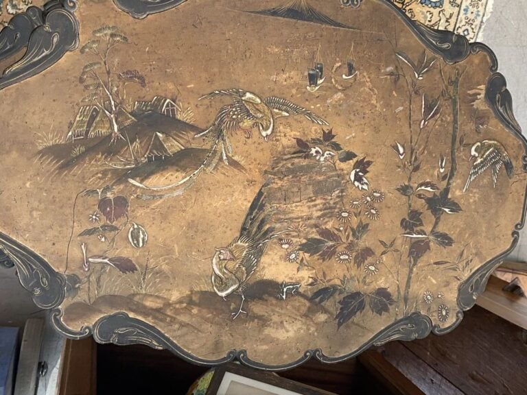 Table à pied en bois peint à décor de volatiles parmi les bananiers et pins à d…