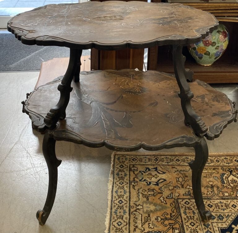 Table à pied en bois peint à décor de volatiles parmi les bananiers et pins à d…